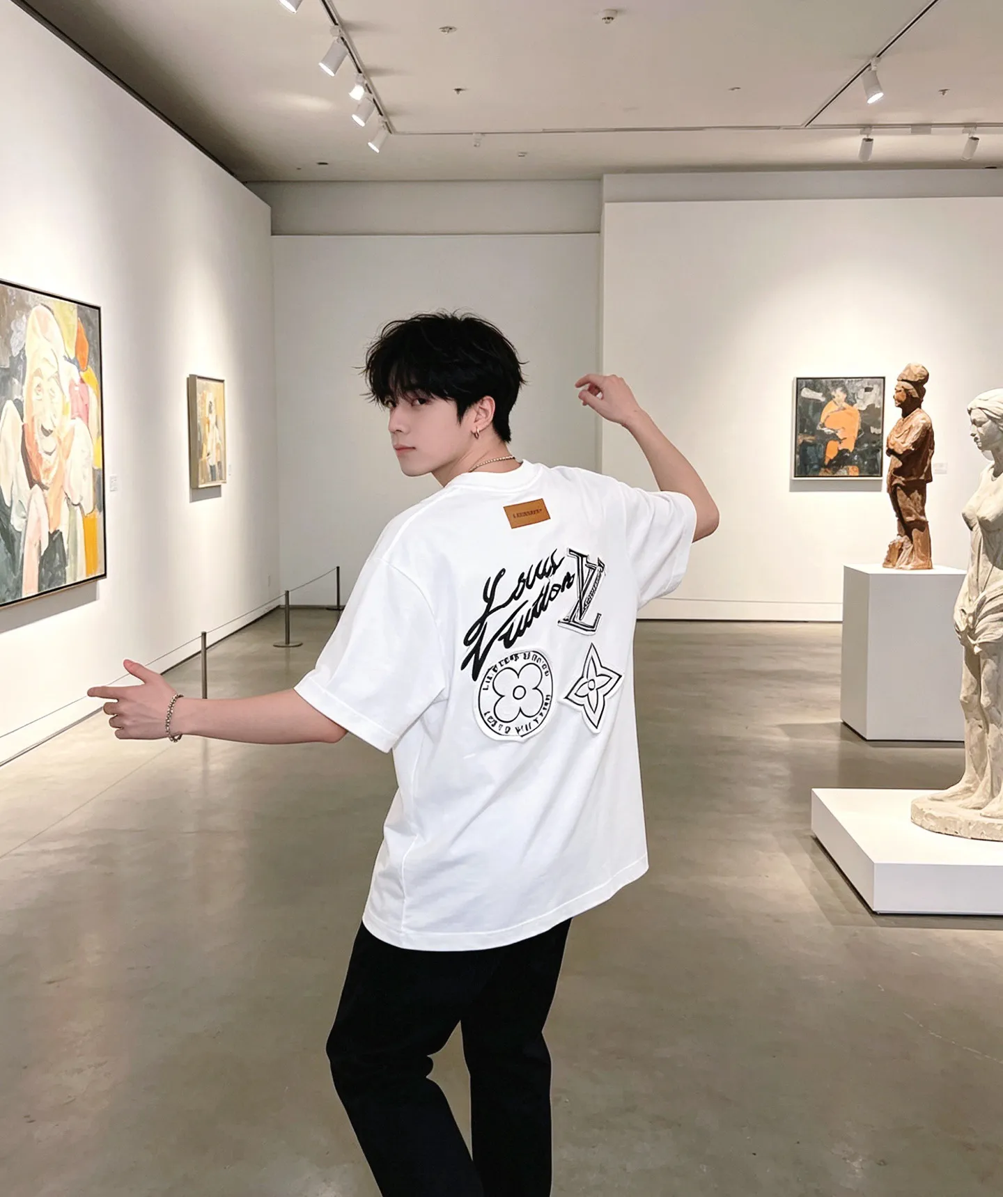 Louis Vuitton/Louis Vuitton three-flower large patch embroidered round neck short sleeves on the back
